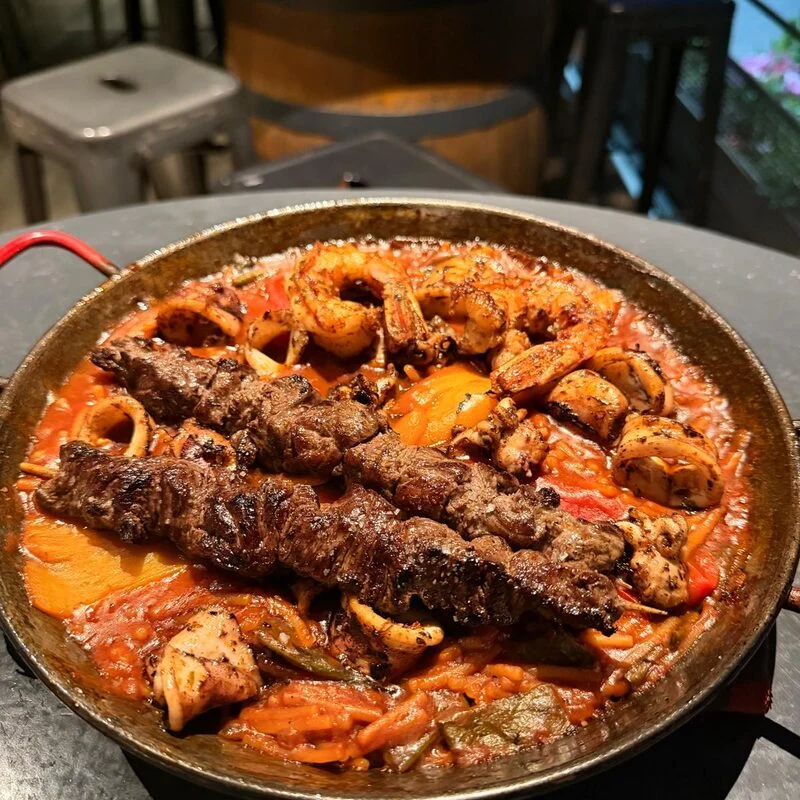 La fideuà Terra i Mar du Garden Bar