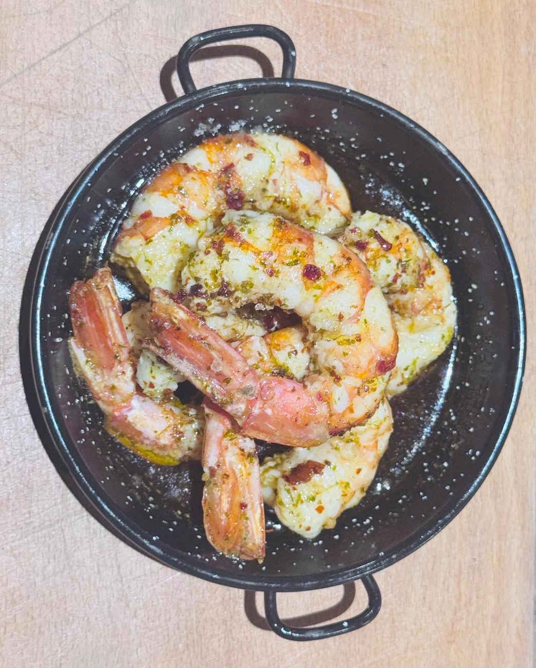 Gambas à la plancha présentées au Garden Bar